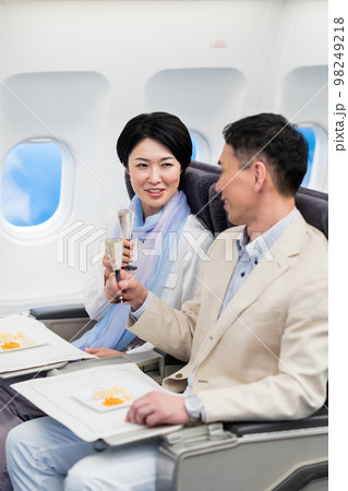 機内のミドルの夫婦 98249218