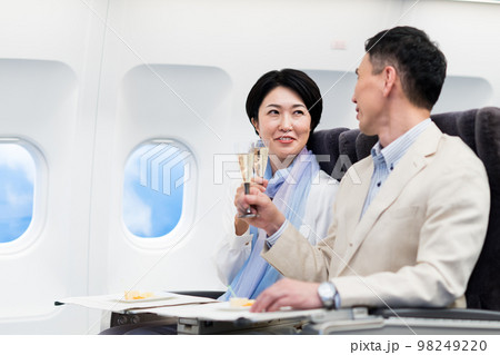 機内のミドルの夫婦 98249220