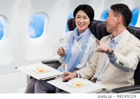 機内のミドルの夫婦 機内のミドルの夫婦 98249224