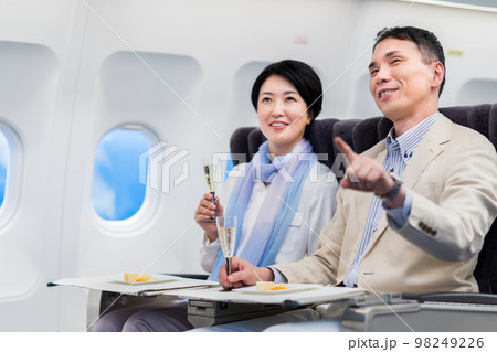 機内のミドルの夫婦 98249226
