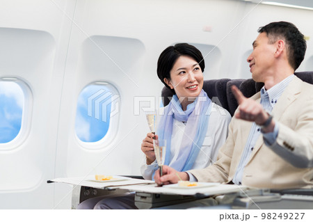 機内のミドルの夫婦 98249227