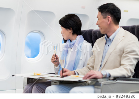 機内のミドルの夫婦 機内のミドルの夫婦 98249230