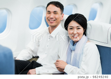 機内のミドルの夫婦 98249240