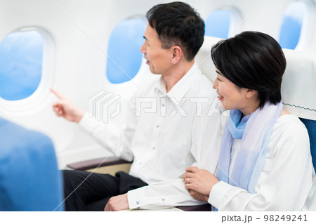 機内のミドルの夫婦 98249241