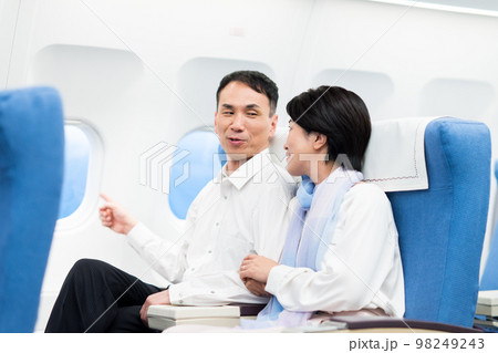 機内のミドルの夫婦 98249243