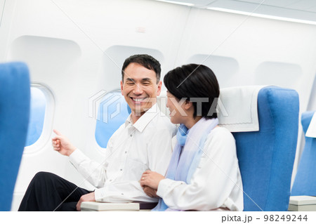 機内のミドルの夫婦 98249244