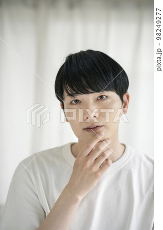カメラ目線の20代の男性 メンズビューティー スキンケアイメージ ポートレート カメラ目線の20代の男性 メンズビューティー スキンケアイメージ ポートレート 98249277
