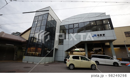 JR大和路線の柏原駅、大阪府柏原市 98249298