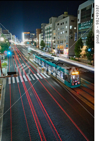 路面電車の走る街 路面電車の走る街 98249387