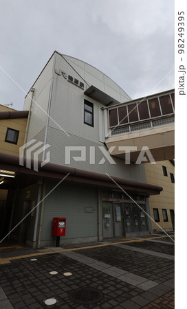 JR大和路線の柏原駅、大阪府柏原市 98249395