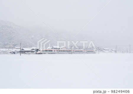 【高山本線】大雪の中走行する特急ひだ4号 【高山本線】大雪の中走行する特急ひだ4号 98249406