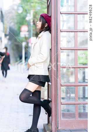 悩む女性 悩む女性 98249628
