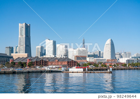 【神奈川県】冬の青空の横浜みなとみらい（1月） 98249644