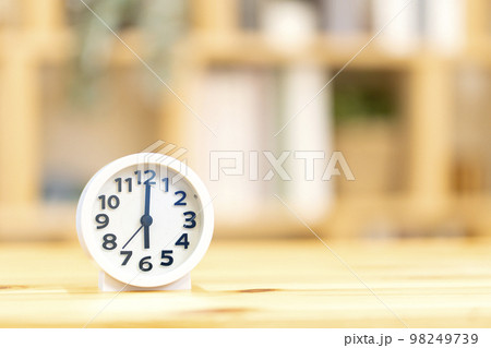 時計　時間　6時　18時　6：00　18：00 98249739