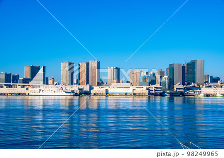 東京のビル群ときれいな海の青と空の青 東京のビル群ときれいな海の青と空の青 98249965