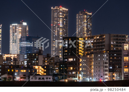 《神奈川県》武蔵小杉タワーマンションの夜景・川崎市の住宅街 98250484