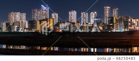 《神奈川県》武蔵小杉タワーマンションの夜景・川崎市の住宅街 98250485