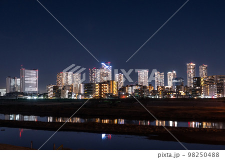 《神奈川県》武蔵小杉タワーマンションの夜景・川崎市の住宅街 98250488