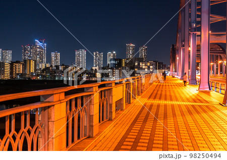 《神奈川県》武蔵小杉タワーマンションの夜景・川崎市の住宅街 98250494