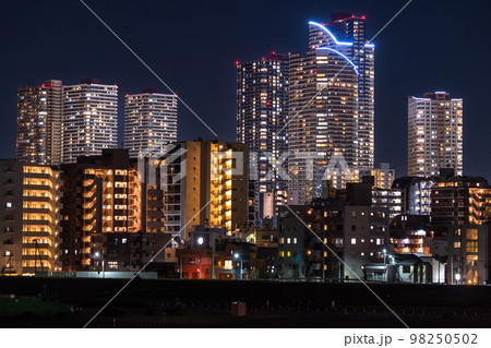 《神奈川県》武蔵小杉タワーマンションの夜景・川崎市の住宅街 《神奈川県》武蔵小杉タワーマンションの夜景・川崎市の住宅街 98250502