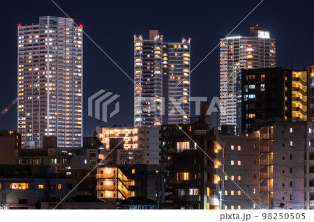《神奈川県》武蔵小杉タワーマンションの夜景・川崎市の住宅街 《神奈川県》武蔵小杉タワーマンションの夜景・川崎市の住宅街 98250505