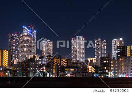 《神奈川県》武蔵小杉タワーマンションの夜景・川崎市の住宅街 《神奈川県》武蔵小杉タワーマンションの夜景・川崎市の住宅街 98250506