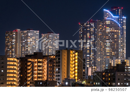 《神奈川県》武蔵小杉タワーマンションの夜景・川崎市の住宅街 《神奈川県》武蔵小杉タワーマンションの夜景・川崎市の住宅街 98250507