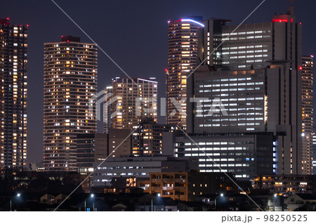 《神奈川県》武蔵小杉タワーマンションの夜景・川崎市の住宅街 98250525