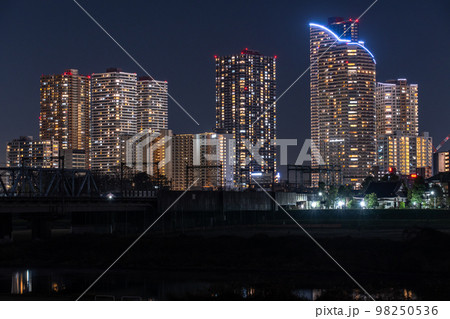 《神奈川県》武蔵小杉タワーマンションの夜景・川崎市の住宅街 98250536
