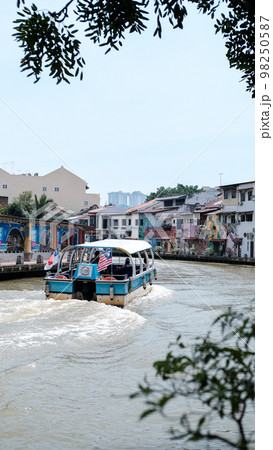 マラッカ川のリバークルーズ 98250587