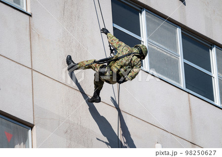 懸垂下降する軍人 懸垂下降する軍人 98250627