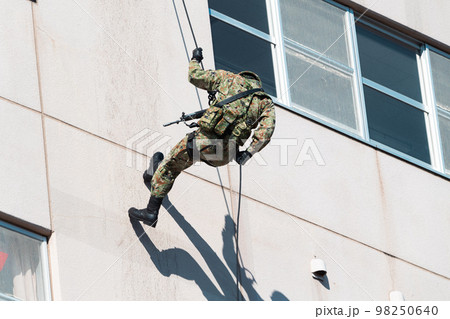 懸垂下降する軍人 98250640