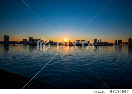 朝の晴海ふ頭からの景色 98250647