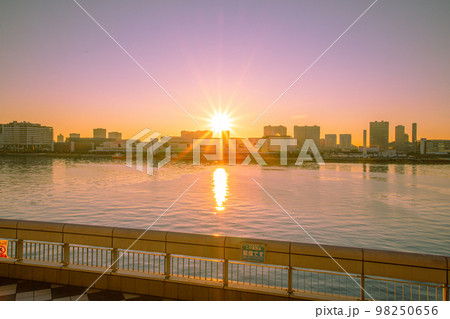 朝日の昇る景色と晴海ふ頭 98250656