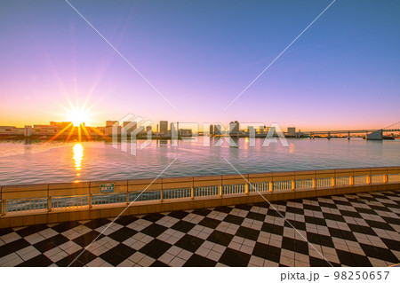 晴海ふ頭から見る東京の空とビル群 98250657