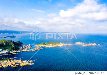 鴨川市街と仁右衛門島(千葉県鴨川市) 鴨川市街と仁右衛門島(千葉県鴨川市) 98250943