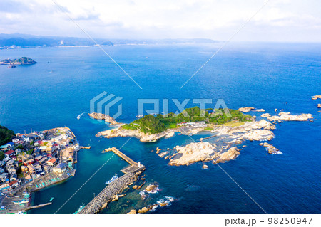 鴨川市街(太海港)と仁右衛門島(千葉県鴨川市) 鴨川市街(太海港)と仁右衛門島(千葉県鴨川市) 98250947