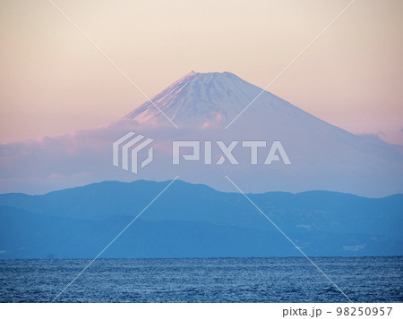 伊豆大島から見る夕暮れの富士山（東京都大島町） 98250957