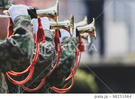 軍隊ラッパの吹奏 98251064