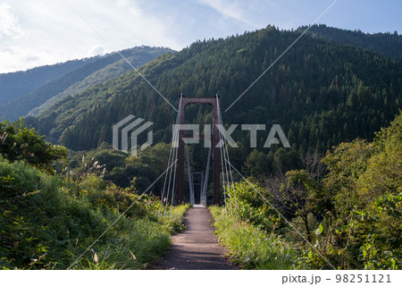 【七間飛吊橋】山間に架かる吊り橋 【七間飛吊橋】山間に架かる吊り橋 98251121