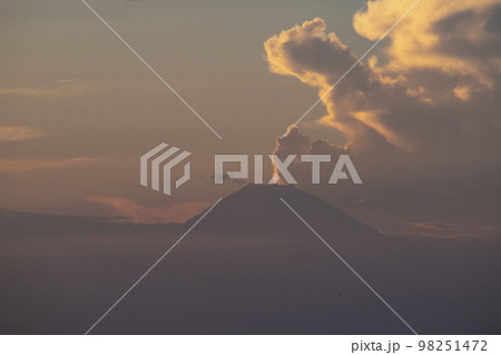 夕暮れ海岸と遠くに映る富士山のシルエット 夕暮れ海岸と遠くに映る富士山のシルエット 98251472