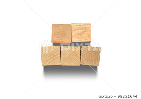 文字をのせて使える切り抜き用の木製キューブ、5個 文字をのせて使える切り抜き用の木製キューブ、5個 98251644