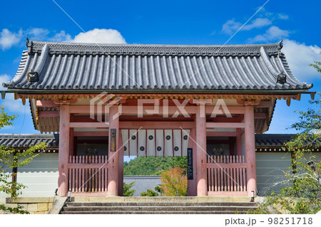 京都 仁和寺の中門 98251718