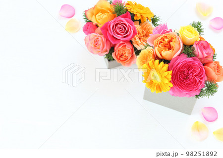 バラ・ガーベラのアレンジメント 98251892