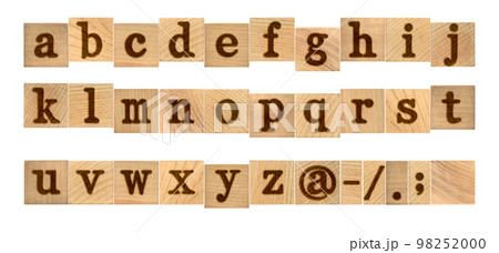 切り抜きで使える焼き印風、木製アルファベットの小文字セリフフォント 98252000