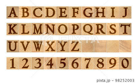 切り抜きで使える焼き印風、木製アルファベットと数字のセリフフォント 98252003