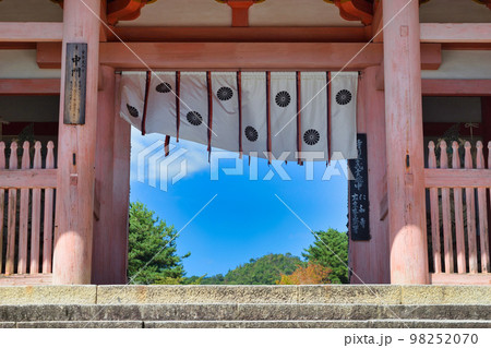 京都 仁和寺の中門 98252070