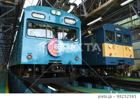 車両基地で並ぶ和田岬線の103系と145系 98252565