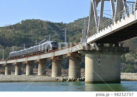 耳川橋梁を渡る特急にちりん 耳川橋梁を渡る特急にちりん 98252737