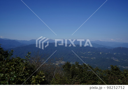 ぐんま百名山　渋川市　十二ケ岳山頂から北方面の景色　谷川岳方面　2022年9月30日 98252752